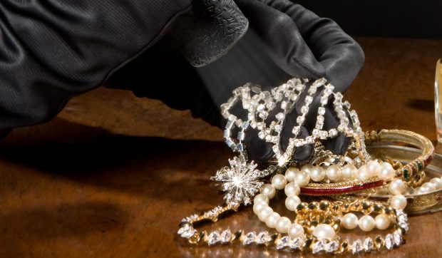 Magazinele de bijuterii le oferă clienților pungi nemarcate pentru a se proteja de hoți: „Vin și le smulg din mâini”