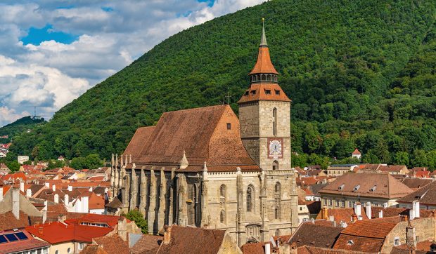 Patru milioane de euro din fonduri europene pentru restaurarea curții Bisericii Negre din Brașov