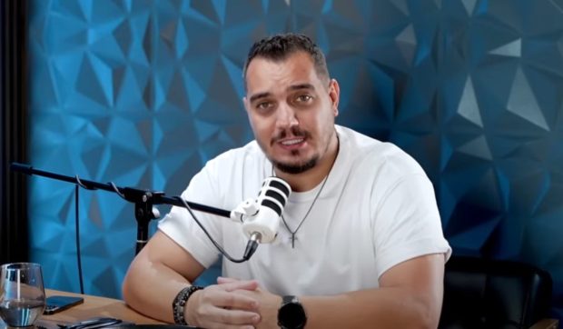 Imagine Stire Reacția lui Bursucu după derapajul lui Tzancă Uraganu la podcastul lui. Decizia luată de vedetă | 2review.ro