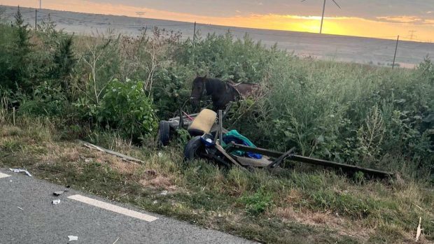 O femeie a murit şi trei persoane au fost rănite în județul Galați, după ce o mașină de poliție a intrat într-o căruță