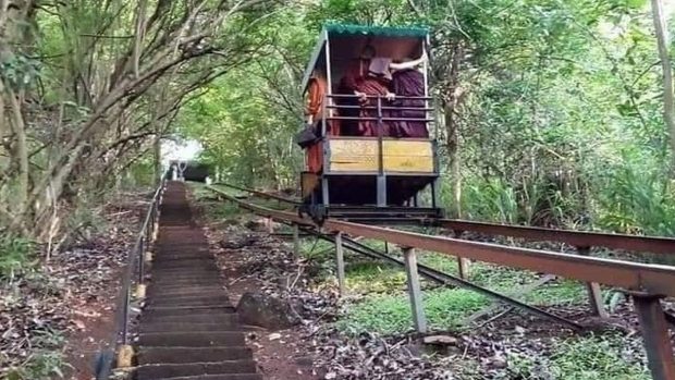 Un călugăr budist român a murit într-o telecabină prăbușită pe un munte la o mânăstire din Sri Lanka