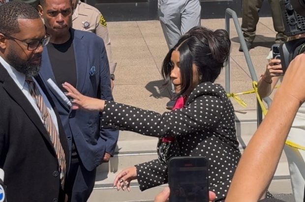 Imagine Stire Reacția violentă a lui Cardi B față de paparazzi, când a fost întrebată dacă e însărcinată. S-a întâmplat când a ieșit din sala de judecată | 2review.ro