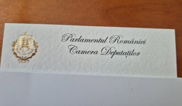Cărţile de vizită se fac cu foiţă de aur și se decontează prin protocol, la Parlament. O sută de bucăţi costă 310 lei: „Am fost un pic şocat”