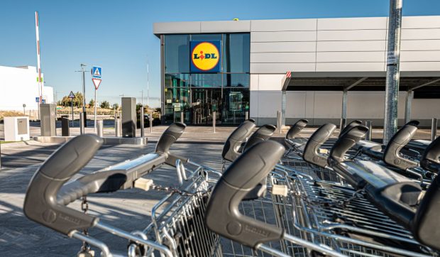 Lecție de 360.000 de like-uri în parcarea unui magazin Lidl din București: „Hai să ne civilizăm puțin!”