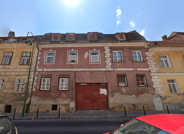 Cea mai veche casă locuită din Brașov, ridicată la 1700, a fost încadrată în clasa I de risc seismic. O parte din ea s-a prăbușit