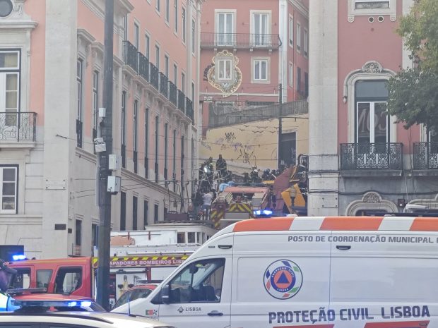 Zi de doliu național în Portugalia după ce funicularul Gloria din Lisabona s-a prăbuşit. Cel puțin 15 oameni au murit