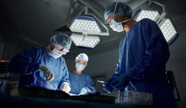 Vederea unui bărbat a fost restabilită de medici prin extragerea dintelui și implantarea lui în ochi, în Canada