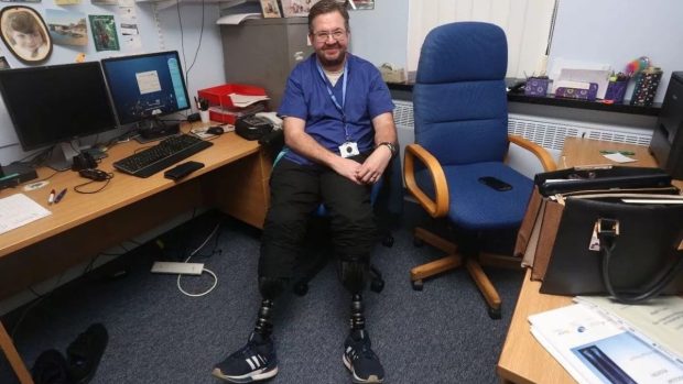 Medicul britanic care și-a amputat singur picioarele pentru un fetiș sexual, condamnat la 32 de luni de închisoare pentru fraudă