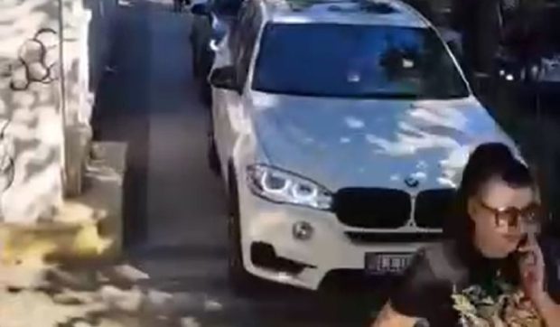 Șoferi filmați când circulă în coloană pe trotuar, ca să scape de aglomerația produsă de un accident pe o stradă din Chișinău