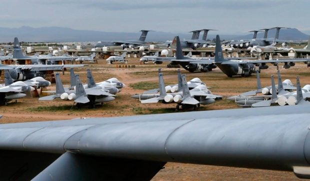 Mii de aeronave militare americane stau uitate în deșert. Cum arată unul dintre cele mai mari cimitire de avioane