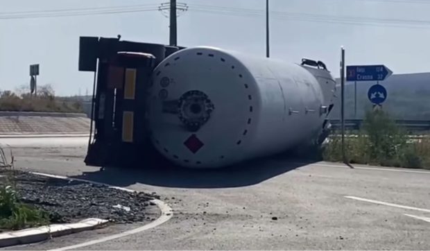 O cisternă plină cu gaz metan s-a răsturnat în Vaslui. Autoritățile au reușit să o repună pe roți după 6 ore de încercări