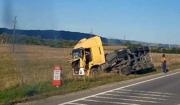 O cisternă cu acid sulfuric s-a răsturnat pe șosea, trafic deviat pe DN1