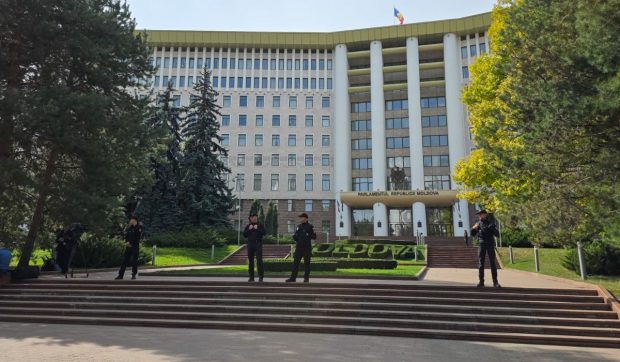 Proteste plătite cu 150 de euro, ceai și cafea la Chișinău, după alegeri: „bonus” pentru cei care își aduc un prieten