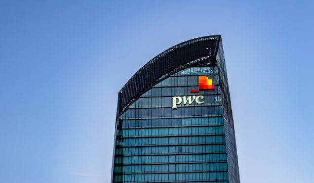PwC taie masiv locuri de muncă în vest și mută departamente întregi în România și Polonia