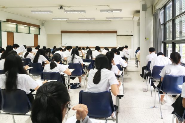 O elevă de 9 ani a obținut diploma de bacalaureat în Franța și devine cea mai tânără absolventă