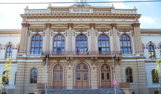Cazul controversat al gemenelor exmatriculate, cu nota 4 la purtare pentru bullying. Cum a reușit mama elevelor să le „salveze” anul școlar
