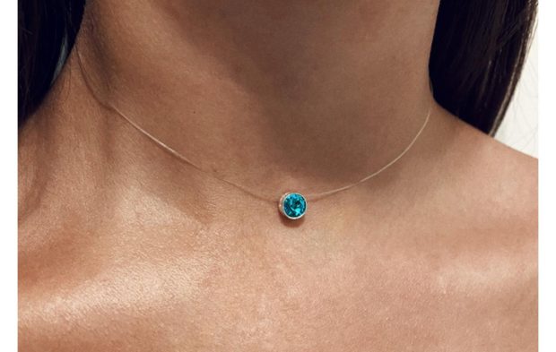 Colierele cu fir transparent în combinație cu alte accesorii: reguli de stil