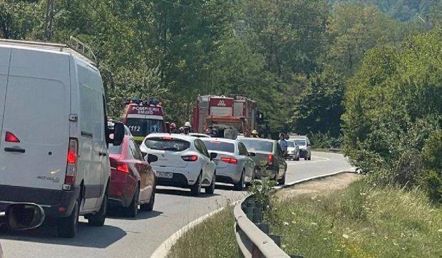 Trafic oprit pe Valea Oltului, coloană de mașini de câțiva kilometri, din cauza unui accident