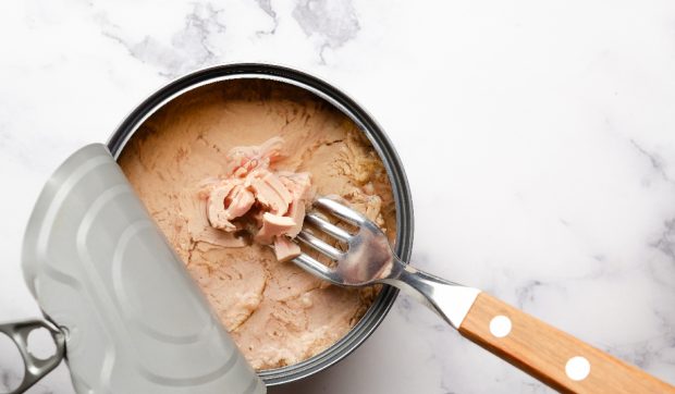 Câte conserve de ton trebuie să mânânce un adult într-o săptămână, pentru a depăși cantitatea de mercur considerată sigură