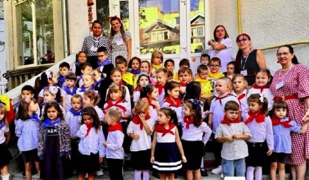 Copiii de la o grădiniță din Satu Mare au primit cravate de „pionieri” sau „șoimi ai patriei” în prima zi de școală