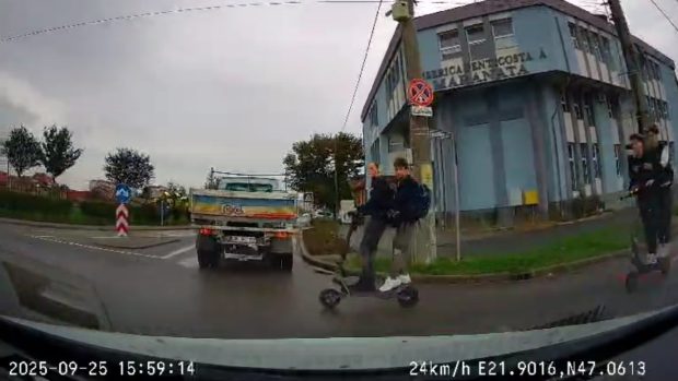 Momentul în care 4 copii din Oradea au intrat cu 2 trotinete fără să se asigure în giratoriu. Șoferul a frânat brusc: „Nu aveau cască”