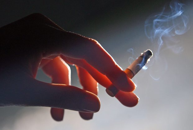Bărbații expuși la fumatul pasiv în copilărie pot transmite probleme pulmonare propriilor copii
