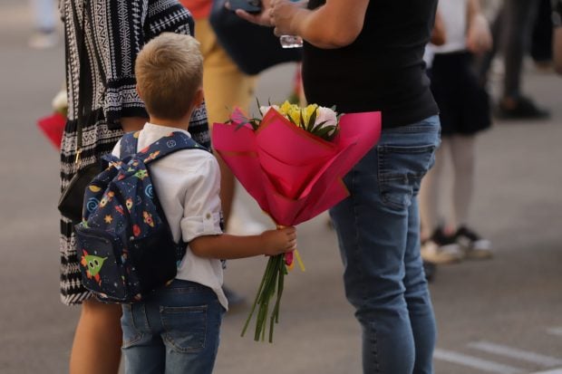 O zi liberă plătită pentru părinți la începutul anului școlar