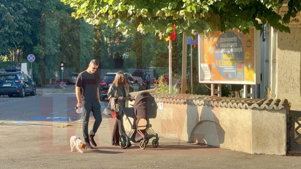 Corina și Mihnea Năstase, plimbare cu nou-născutul lor Theodor Ioan, al treilea nepot al lui Adrian Năstase, pe străzile din București