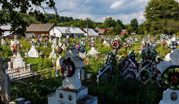 Orașul din România unde locuitorilor li s-a interzis să mai pună coroane funerare artificiale în cimitire