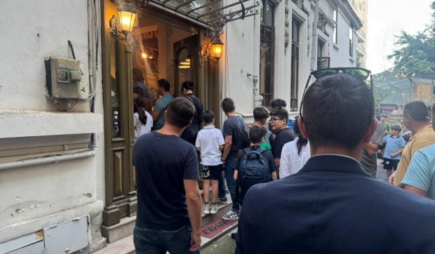 Cozi la magazinele din București în care se vinde Kendama. Modelele Sweets și Krom Pop, cele mai căutate. Influencerul Bisoi le promovează
