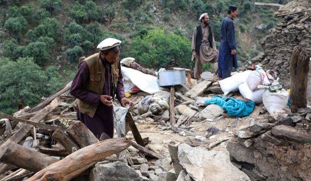 Salvatorii din Afganistan i-au scos dintre dărâmături doar pe bărbați, după cutremurul cu peste 2.200 de morți