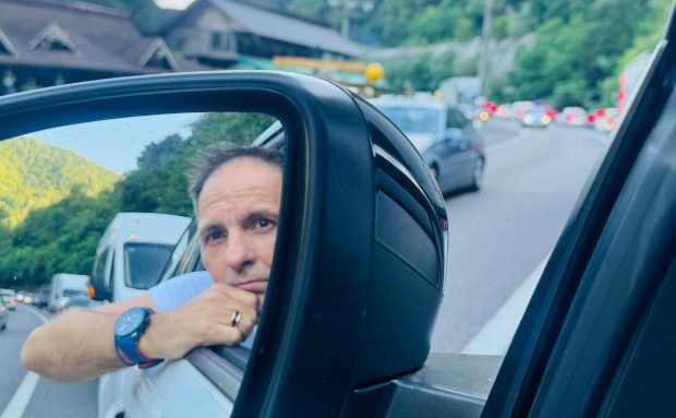 Imagine Stire Dan Negru, revoltat în trafic, pe Valea Oltului: „Încep să cred că statul e singurul hoț care fură cu acte în regulă” | 2review.ro