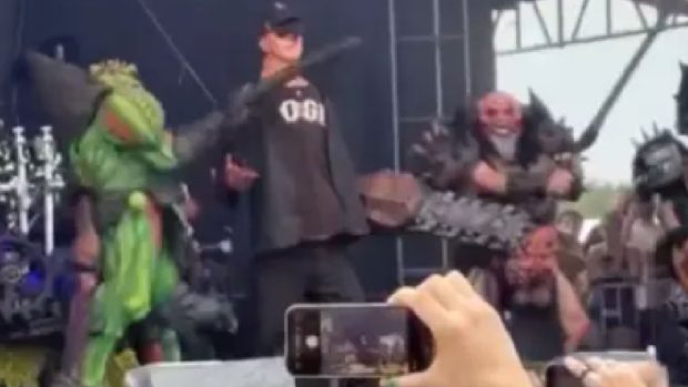 Trupa de heavy metal Gwar a decapitat un manechin Elon Musk și l-a „ucis” pe Donald Trump. Totul s-a petrecut pe scenă, la un concert din SUA | VIDEO