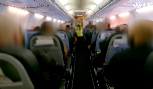 Imagini rare din avionul cu infractori români care au primit câte 2.000 de lire și au acceptat să fie deportați din Marea Britanie