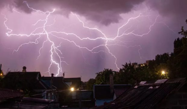 Cod portocaliu de ploi torențiale, descărcări electrice și vânt puternic. Localitățile afectate de fenomenele meteo extreme