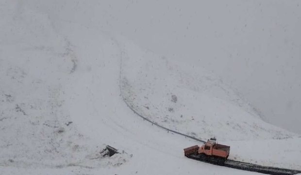 Artileria grea a fost trimisă la deszăpezirea Transfăgărășanului. S-a depus un strat de peste 10 centimetri de zăpadă
