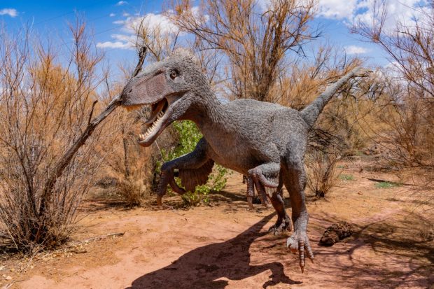 Dinozaur gigantic cu „gheare ca niște lame pentru tuns gardul viu” găsit în Argentina, cu piciorul de crocodil încă în fălci