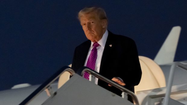 Avion de pasageri și Air Force One cu Donald Trump la bord, la un pas de ciocnire deasupra New York-ului: „Lasă iPad-ul”