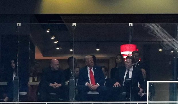 „Mi-a fost dor de tine”: discuția dintre Trump și Musk de la funeraliile lui Charlie Kirk, dezvăluită de un cititor pe buze