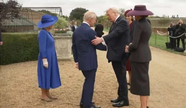 Donald Trump nu s-a înclinat în fața regelui și a reginei, încălcând grav eticheta