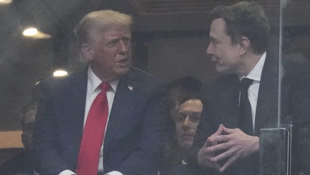 Elon Musk și Donald Trump au îngropat securea războiului la funeraliile lui Charlie Kirk, marcând o apropiere surprinzătoare
