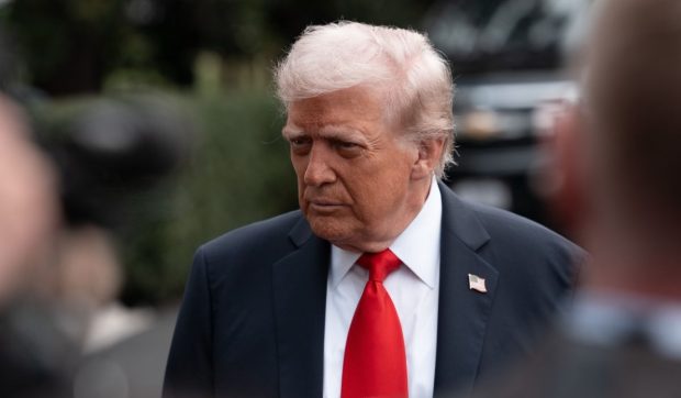 Donald Trump râde din nou de Joe Biden: i-a schimbat portretul din noua galerie prezidențială cu un stilou automat