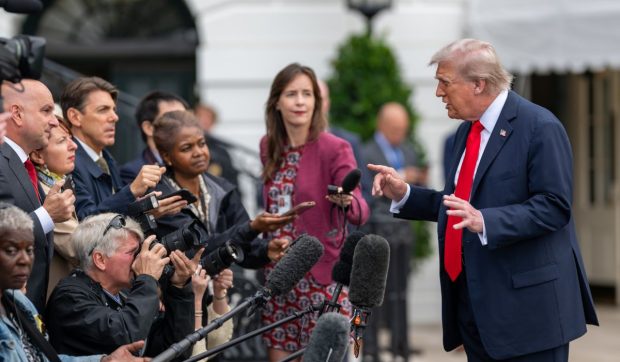 Donald Trump l-a amenințat pe ziaristul care l-a întrebat cu cât s-a îmbogățit de când e președinte: „O să-i spun despre tine”