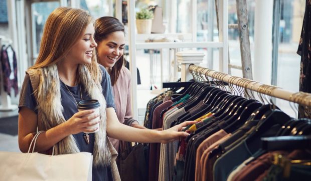 Românii, printre cei mai înnebuniți europeni de oferte și promoții online, dar deloc fideli unui brand