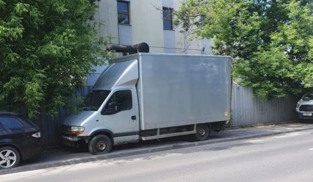 O dubă abandonată, care blochează trotuarele din Cluj și forțează mămicile cu cărucioare să intre în trafic aglomerat, a stârnit furia oamenilor
