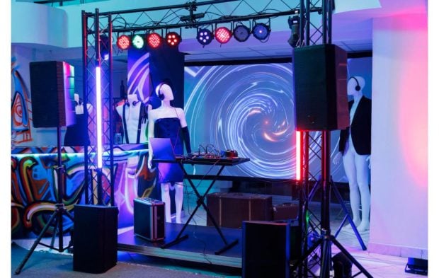 Echipamente esențiale pentru DJ: de la boxe la lumini de scenă