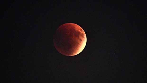 Cum a fost surprinsă „Luna sângerie” pe cerul României: imagini cu eclipsa totală