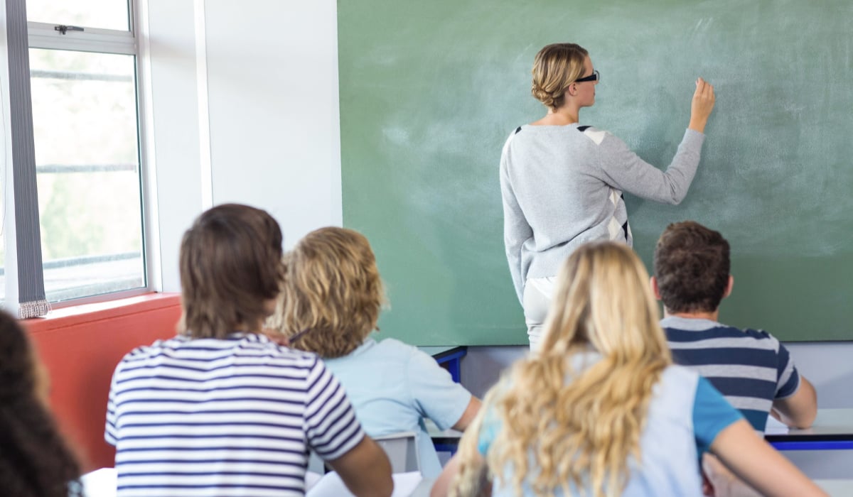 Elevii cei mai buni din rural ar trebui să fie penalizați, dacă nu se întorc să muncească în satele din care au plecat, spune economistul șef al BNR