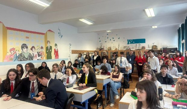 Un liceu din Timișoara cheamă elevii de clasa a XII-a doar 4 zile pe săptămână la școală