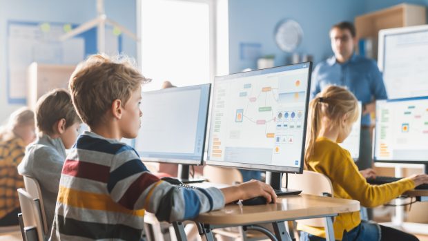 7 din 10 români își doresc digitalizarea școlilor. Specialist: „Lucrăm la un proiect-pilot prin care vom aduce tehnologia în viața elevilor de clasă primară”